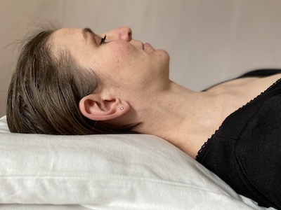 bonne position de la tête sur l'oreiller lorsqu'on dort sur le dos