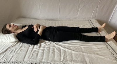 bonne position de sommeil sur le dos